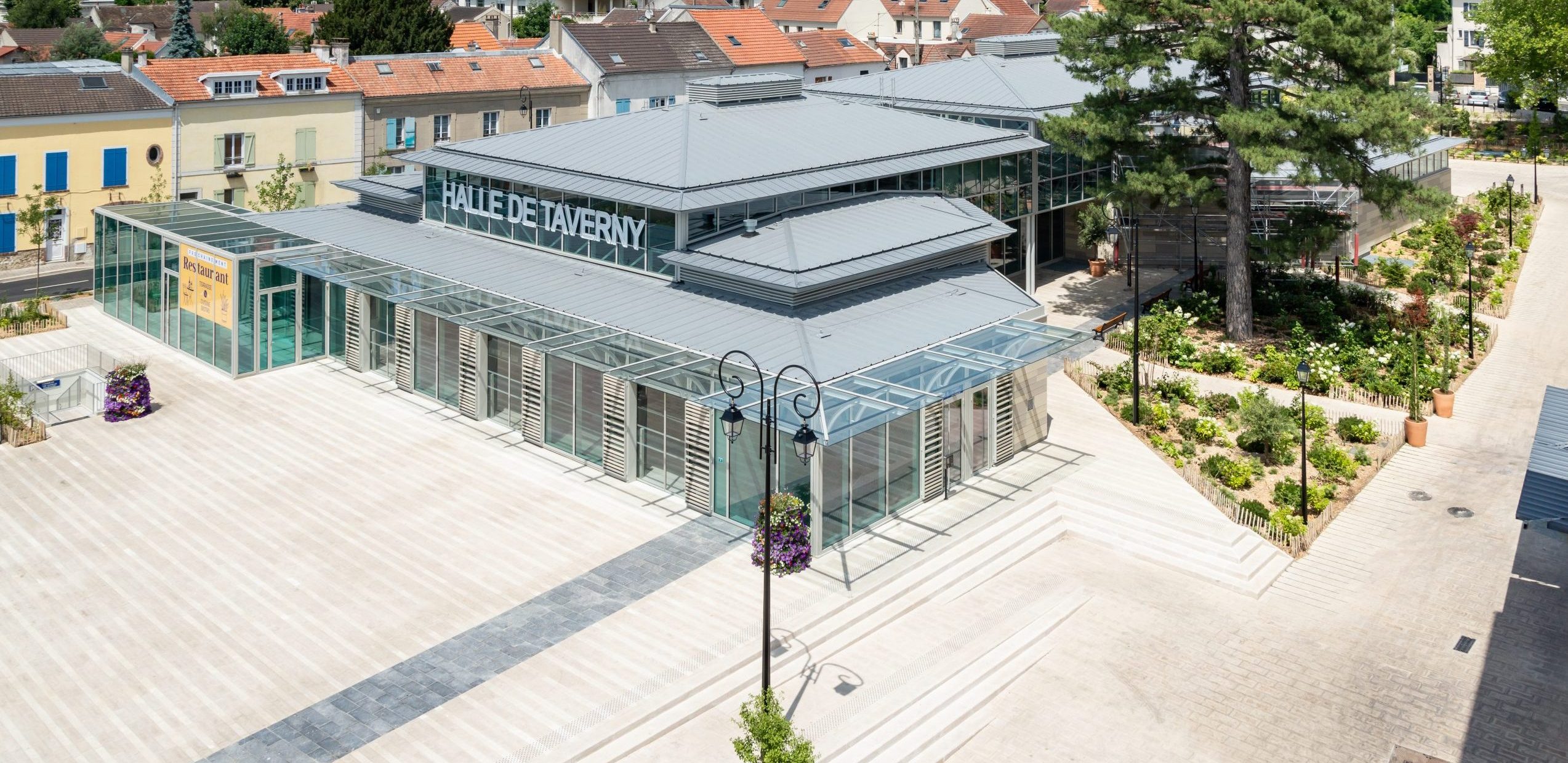 La halle de marché de Taverny ouverte sur son parvis paysager